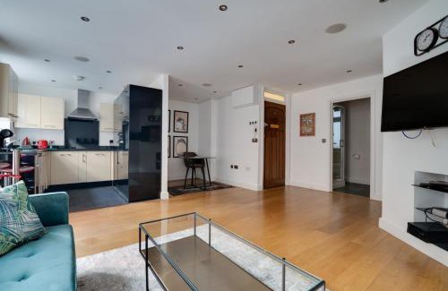 London City Centre Apartment | Welcoming Charing Cross Apartment - Family Friendly Retreat