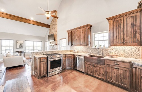Palo Pinto County House | Elegant Chateau with Pool and Family-Friendly Amenities