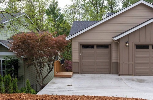 Longview Condo | Cozy Forest View Condo with Kitchen, Steps from Town