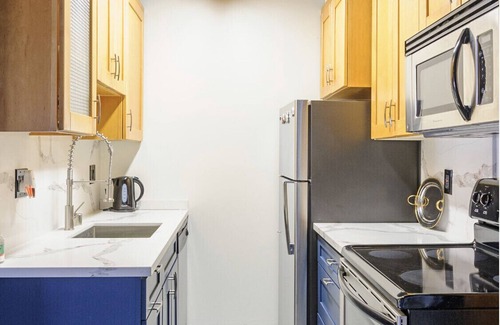Downtown Los Angeles Condo | Elevated Condo in Downtown LA with Pool and Scenic Views