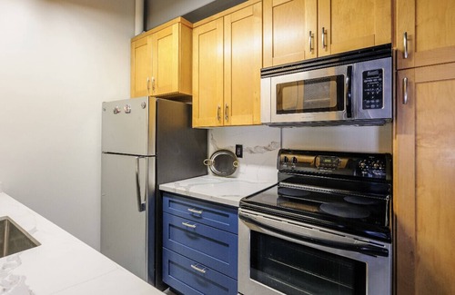 Downtown Los Angeles Condo | Elevated Condo in Downtown LA with Pool and Scenic Views