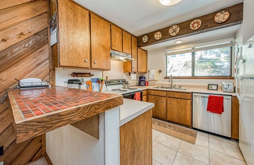 Lakeshore Condo | Charming Condo with Free WiFi & Pool in Serene Setting