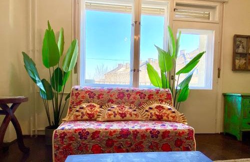 Nemetvolgy Apartment | Charming Art Flat: Pet-Friendly Retreat for Families