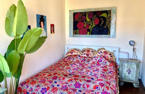 Nemetvolgy Apartment | Charming Art Flat: Pet-Friendly Retreat for Families