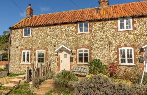 North Creake House | Charming Cottage: Family-Friendly Retreat Awaits You