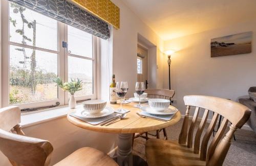 North Creake House | Charming Cottage: Family-Friendly Retreat Awaits You