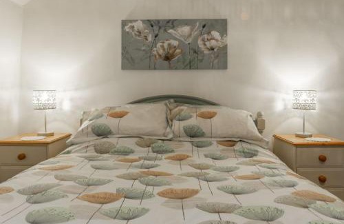 North Creake House | Charming Cottage: Family-Friendly Retreat Awaits You