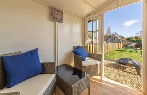North Creake House | Charming Cottage: Family-Friendly Retreat Awaits You