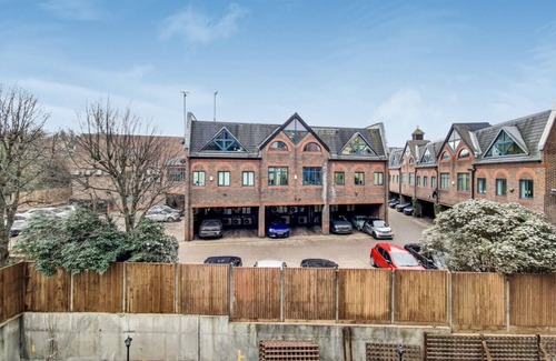 Harrow Apartment | Spacious Sara Suite: Family-Friendly Stay in Wembley Harrow