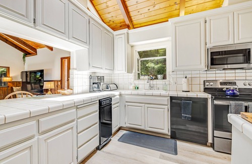 Mendocino House | Dog-Friendly Retreat with Hot Tub, Firepit & Ocean Views