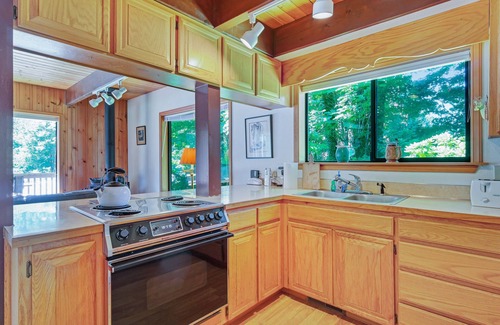 Index Cabin | Pet-Friendly Retreat by the Skykomish River with Scenic Views