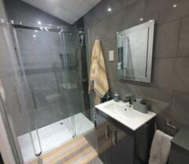 Fryent House | Cozy Double Room with En-Suite Bathroom Awaiting You