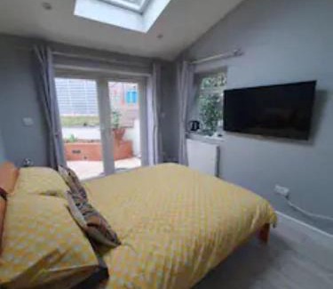 Fryent House | Cozy Double Room with En-Suite Bathroom Awaiting You