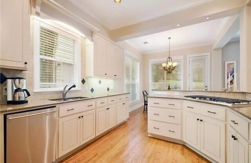 Clarksville House | Inviting Downtown Oasis in Clarksville with Pool & Breakfast