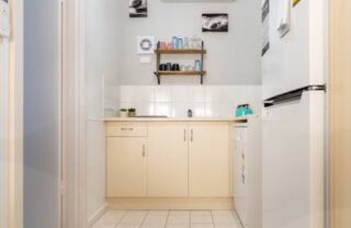 Glenelg Apartment | Beachside Driftwood Taft Apartment: Guest Rated 9.8 & Family-Friendly