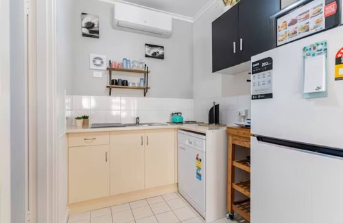 Glenelg Apartment | Beachside Driftwood Taft Apartment: Guest Rated 9.8 & Family-Friendly