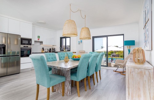 Manta Rota House | Elegant 2+2 Bed House with Ocean Views & Pool - Rated 9.8