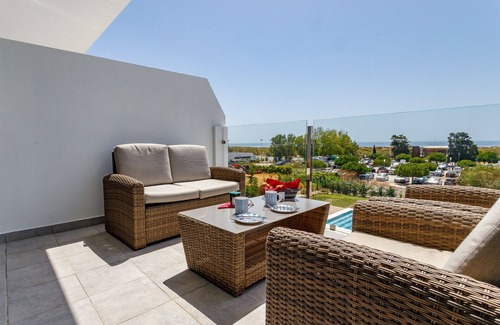Manta Rota House | Elegant 2+2 Bed House with Ocean Views & Pool - Rated 9.8