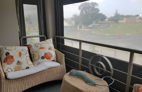 Flamingo Vlei Apartment | Ideal Family Getaway with Oceanfront Views and Pool