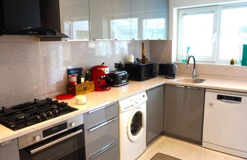 Gillingham House | Family-Friendly Retreat in Rainham: Your Peaceful Getaway