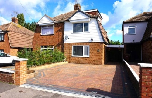 Gillingham House | Family-Friendly Retreat in Rainham: Your Peaceful Getaway