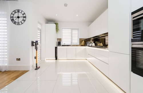 River House | Family-Friendly House in Dagenham, Steps from the Station