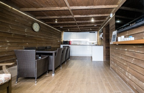 River House | Family-Friendly House in Dagenham, Steps from the Station