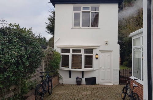 Eltham South Villa | Family-Friendly Retreat in Sidcup with Kitchen Amenities