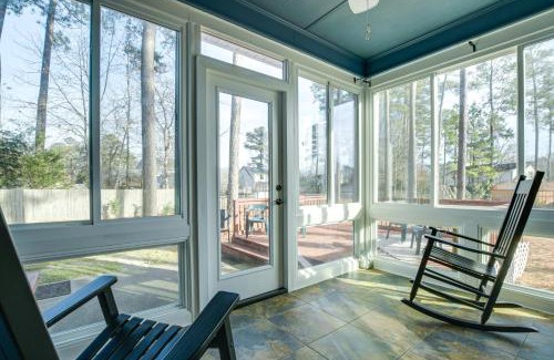 Fayetteville House | Cozy Fayetteville Home with Deck, Fireplace & Spa Amenities