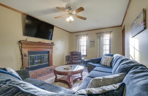 Fayetteville House | Cozy Fayetteville Home with Deck, Fireplace & Spa Amenities