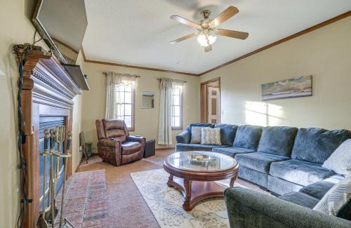 Fayetteville House | Cozy Fayetteville Home with Deck, Fireplace & Spa Amenities