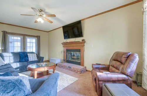 Fayetteville House | Cozy Fayetteville Home with Deck, Fireplace & Spa Amenities