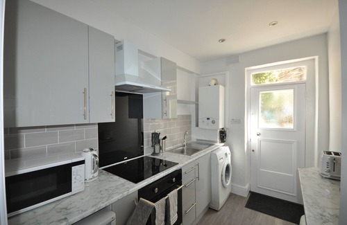 Addison Apartment | Delightful Shepherds Bush Flat with Garden & Breakfast