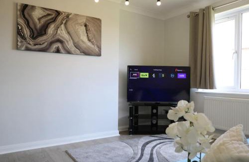 Calcot Apartment | Comfortable Flat with Free Wi-Fi & Parking for Families