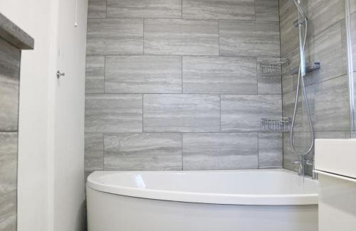 Calcot Apartment | Comfortable Flat with Free Wi-Fi & Parking for Families