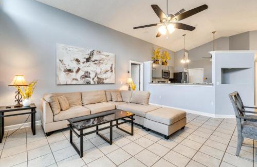Lake Mary House | Inviting Florida Retreat with Lanai Near Riverwalk