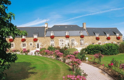 Saint-Jouan-des-Guerets Apartment | Elegant Apartment with Pool, Terrace, and Ocean View