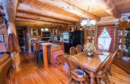 Suches Cabin | Idyllic Log Cabin by Toccoa River with Pool & Mountain Views