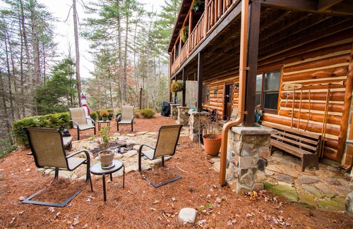Suches Cabin | Idyllic Log Cabin by Toccoa River with Pool & Mountain Views