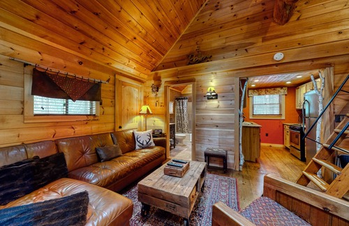 Madison House | Inviting Escape with Loft, Fireplace & Free WiFi Await