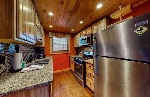Madison House | Inviting Escape with Loft, Fireplace & Free WiFi Await