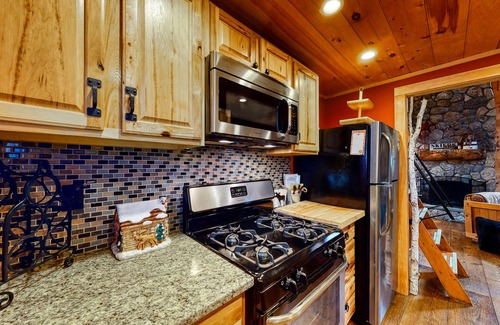 Madison House | Inviting Escape with Loft, Fireplace & Free WiFi Await