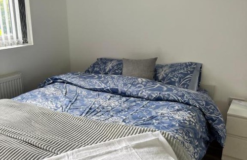 Hillingdon House | Family-Friendly Hillingdon Holiday Home with 7 Bedrooms