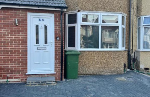 Hillingdon House | Family-Friendly Hillingdon Holiday Home with 7 Bedrooms
