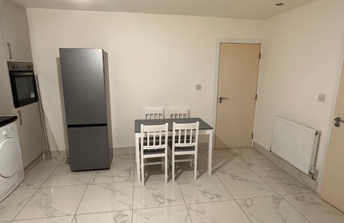 Hillingdon House | Family-Friendly Hillingdon Holiday Home with 7 Bedrooms