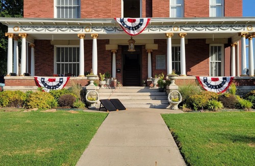 Fort Smith House | Historic Mansion Near Downtown with Spa and River Walk