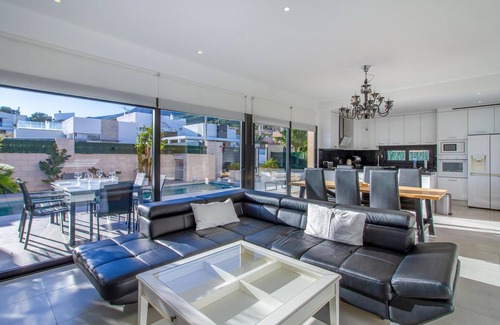 Polop House | Enjoy an Unforgettable Stay at This Inviting Vacation Home