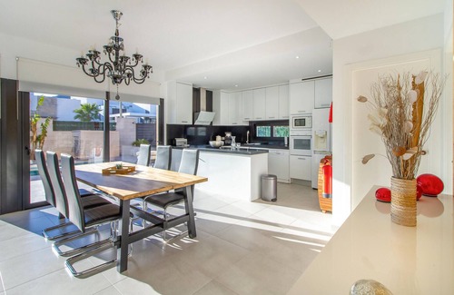 Polop House | Enjoy an Unforgettable Stay at This Inviting Vacation Home