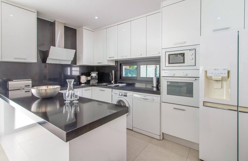 Polop House | Enjoy an Unforgettable Stay at This Inviting Vacation Home