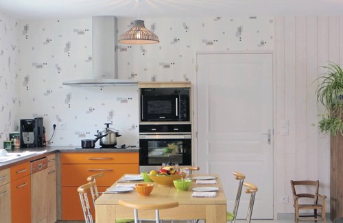 Brain-sur-Allonnes House | Perfect 3-Bedroom Retreat in Brain-sur-Alonnes with Spa